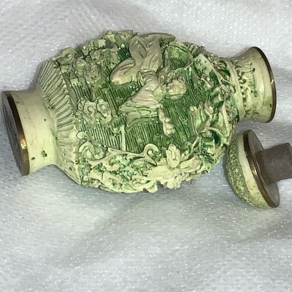 Vintage Well Carved Cinnabar Snuff Bottle - Picture 4 of 8